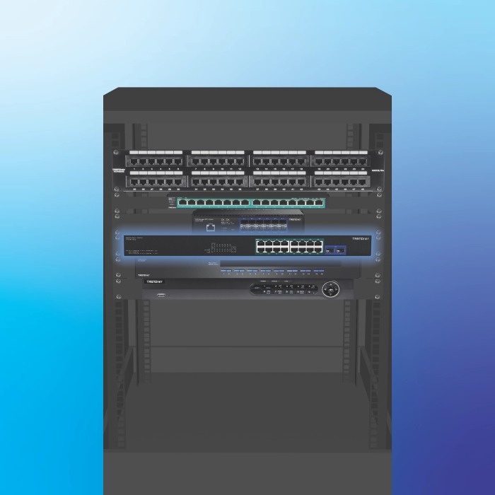 Rack de servidor com switch de rede com várias portas usando suportes de montagem.