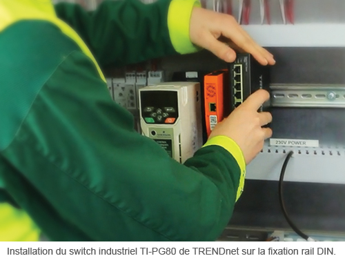Installation du switch industriel TRENDnet avec fixation sur rail DIN dans l’armoire de commande du moteur 