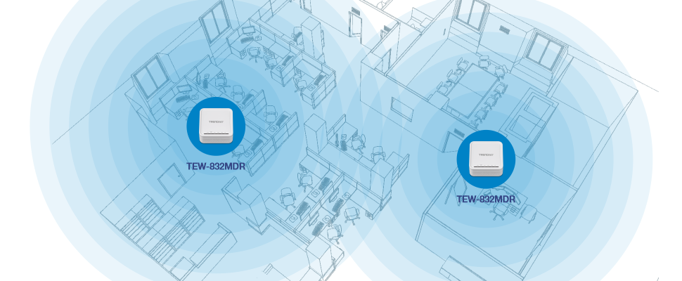 La ilustración muestra un plano de planta de un espacio de oficina con dos puntos de acceso inalámbrico etiquetados como TEW-832MDR ubicados en diferentes habitaciones, cada uno de los cuales emite áreas de cobertura Wi-Fi circulares superpuestas. El diseño incluye varios muebles de oficina, como escritorios, sillas y mesas de conferencias, lo que garantiza la conectividad en toda la oficina con un alcance de red Wi-Fi ampliado.