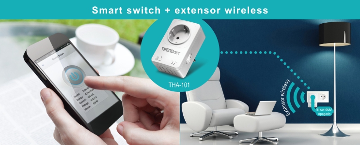 Una persona usa un teléfono inteligente para controlar un interruptor inteligente y un extensor inalámbrico. La pantalla del teléfono inteligente muestra una interfaz de aplicación con un gran botón de encendido y algo de texto. En el fondo, hay un primer plano de un interruptor inteligente TRENDnet THA-101 y un extensor inalámbrico conectado a una toma de corriente. El interruptor inteligente está conectado a una lámpara de pie, que se puede encender o apagar con el extensor inalámbrico. Esta configuración destaca la comodidad y la funcionalidad de controlar los electrodomésticos de forma remota a través de un dispositivo inteligente.