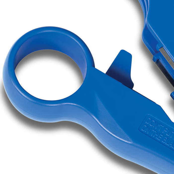 Close-up de uma ferramenta de decapagem de plástico azul com uma abertura circular.
