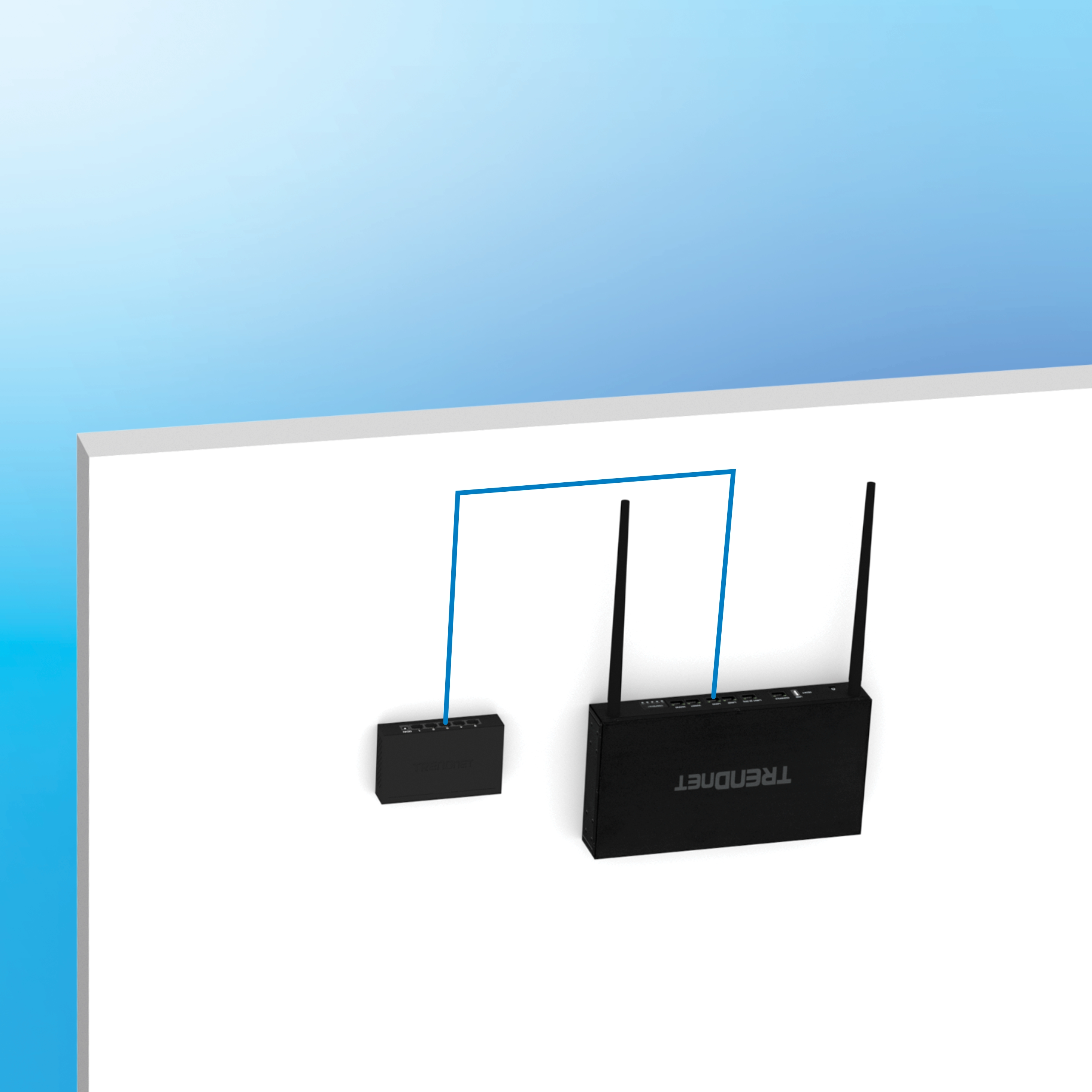 Deux appareils de réseau TRENDnet noirs sont exposés, montés sur un mur sur un fond dégradé bleu clair à blanc. Le plus petit appareil de gauche dispose de cinq ports visibles, tandis que le plus grand de droite comporte deux antennes externes et plusieurs ports orientés vers le haut, avec une ligne bleue reliant les deux unités pour suggérer une interaction ou un flux de données.