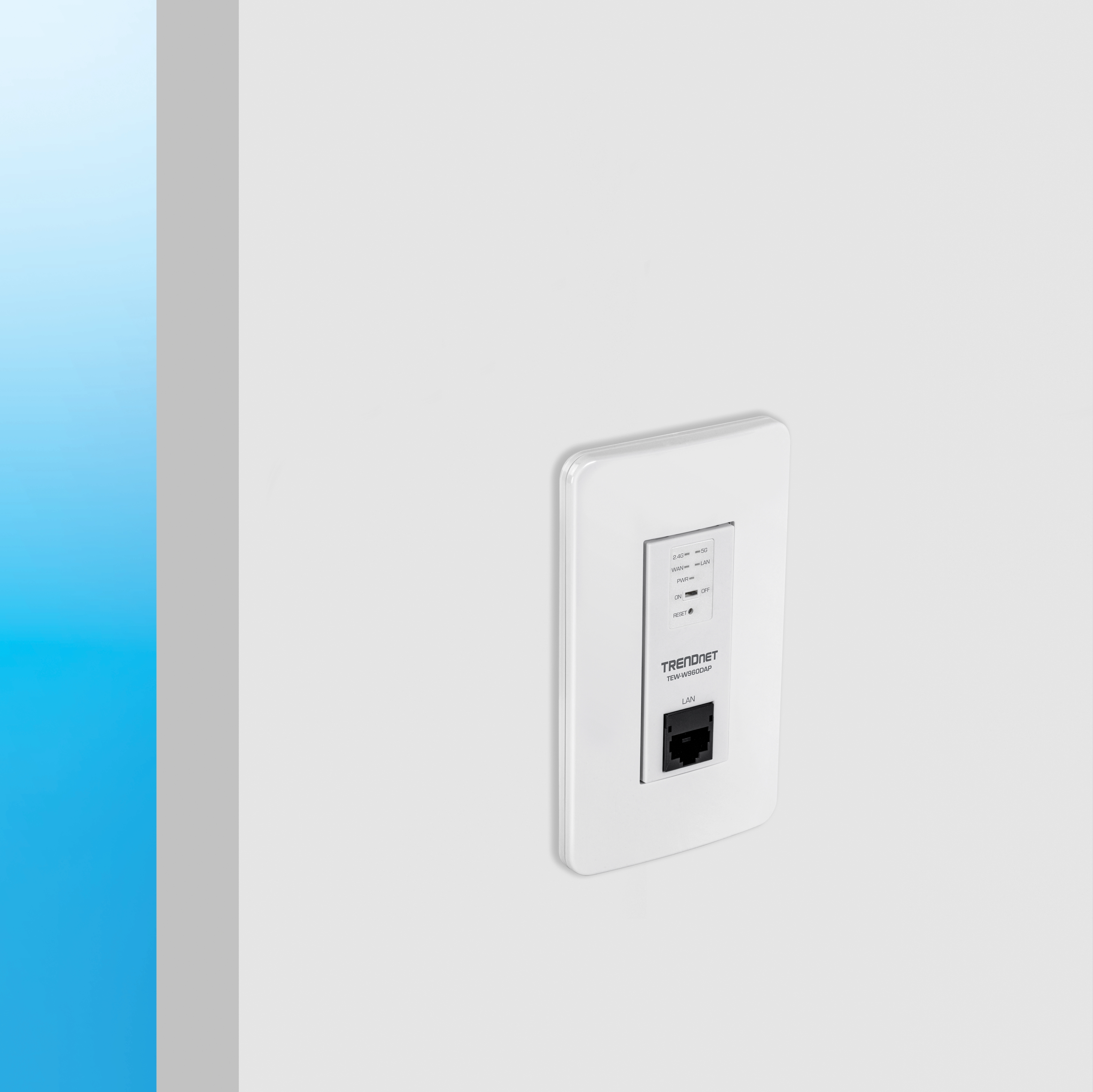 Punto de acceso inalámbrico TRENDnet blanco instalado de forma empotrada en una pared clara, mostrado en un ligero ángulo con el panel frontal de estado visible y un único puerto Ethernet LAN, destacando una instalación en pared limpia y discreta.