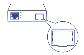 Close-up de um dispositivo de rede destacando o slot SFP (Small Form-factor Pluggable), enfatizando sua estrutura e design para conectividade de rede.