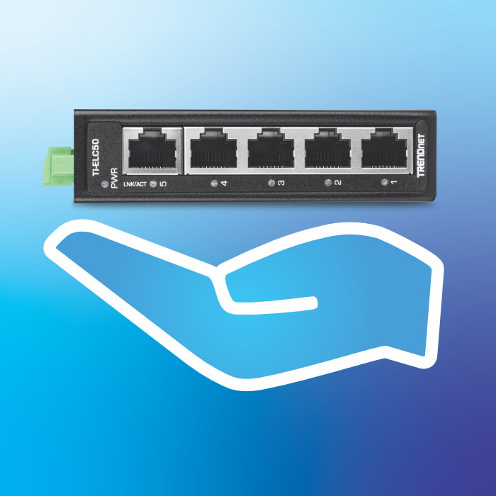 Une main soulignant la petite taille du commutateur Ethernet à 5 ports.
