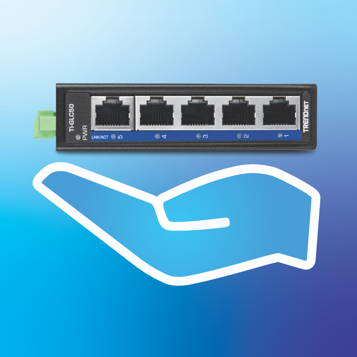 Uma mão enfatizando o tamanho pequeno do switch ethernet de 5 portas.