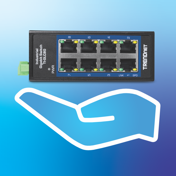 Uma mão enfatizando o tamanho pequeno do switch ethernet de 8 portas.