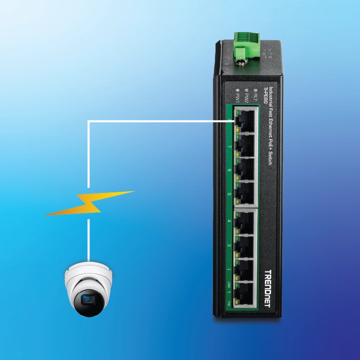 Um switch PoE+ Fast Ethernet Industrial da TRENDnet com oito portas Ethernet rotuladas de 1 a 8 é conectado a uma câmera de segurança branca por meio de um cabo branco. Um símbolo de raio amarelo indica a funcionalidade de energia sobre Ethernet. O plano de fundo muda de azul claro para azul escuro.