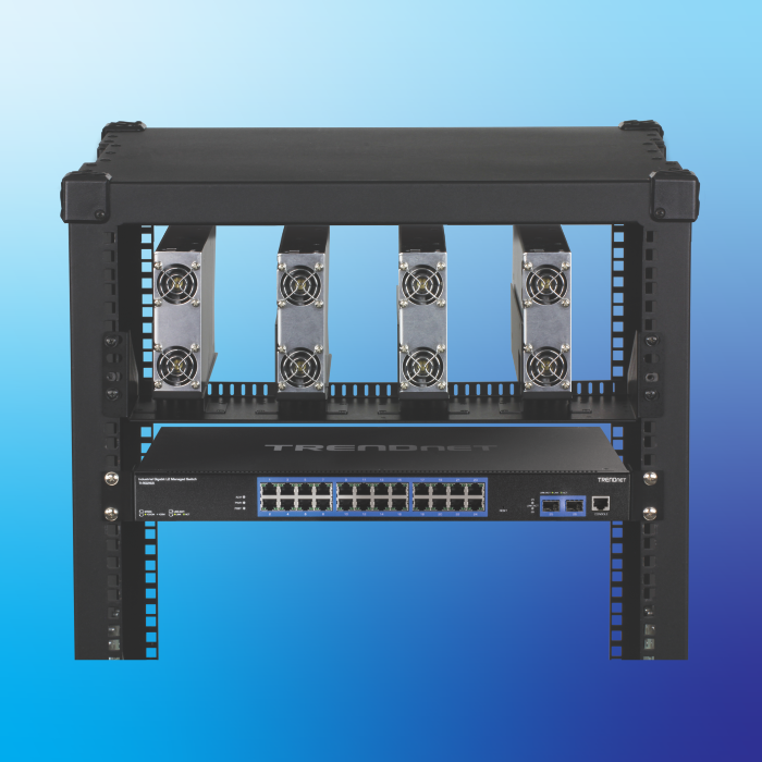 TI-RG262i Conmutador de montaje en rack gestionado L2 Gigabit industrial de 26 puertos con cuatro fuentes de alimentación TI-RSP100048 instaladas en un gabinete de montaje en rack.