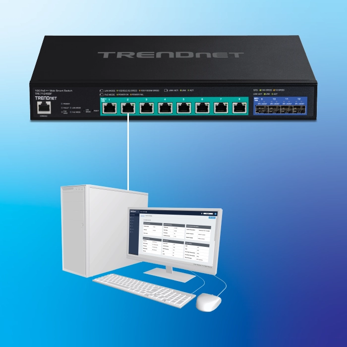 El conmutador inteligente web gigabit de 12 puertos TRENDnet TPE-7124SBF se conecta a una computadora de escritorio. La configuración de la computadora de escritorio incluye un monitor, un teclado y un mouse, y el monitor muestra una interfaz de administración de red. La conexión entre el conmutador y el ordenador se ilustra con una línea blanca sobre un fondo azul degradado.