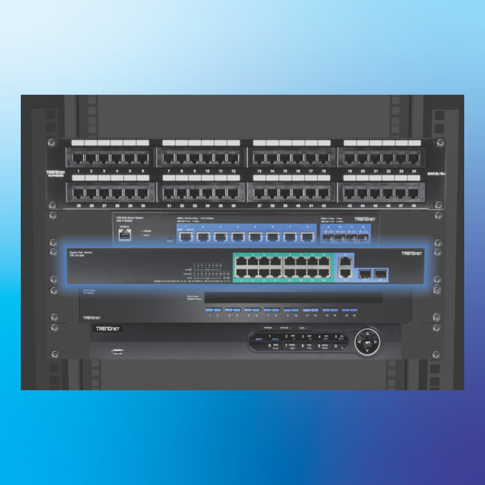 Rack de servidor com switch de rede com várias portas em fundo azul.