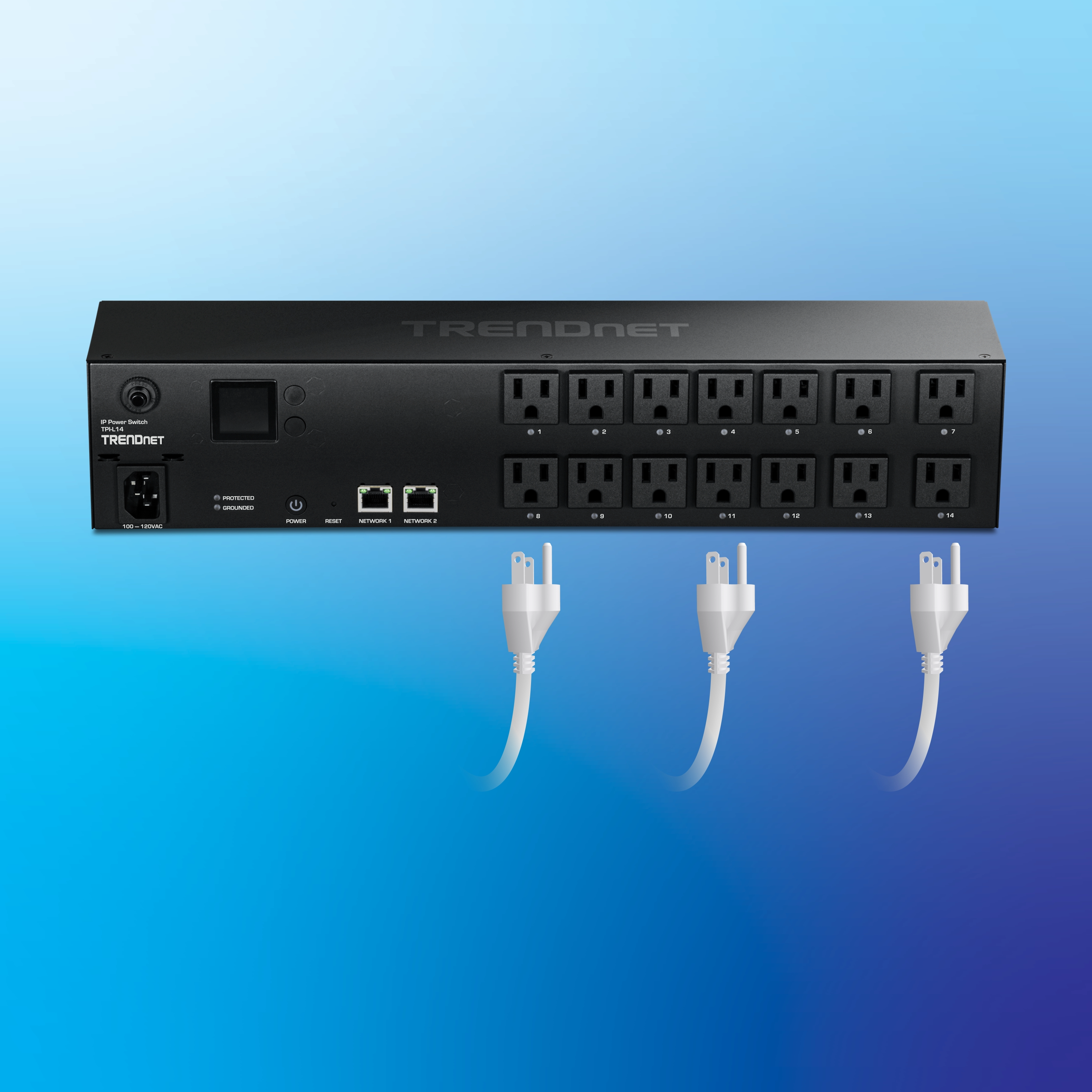 La unidad de distribución de energía de la marca TRENDnet diseñada para entornos de rack de servidores cuenta con doce salidas de CA de tres clavijas dispuestas en dos filas horizontales. En el lado izquierdo, se ven dos puertos Ethernet, un botón de reinicio y un interruptor de encendido. Debajo de la unidad, tres cables de alimentación negros con enchufes conectados a tierra se colocan uno al lado del otro. El fondo consiste en un suave degradado de tonos azules, lo que contribuye a una presentación limpia y moderna centrada en la tecnología.