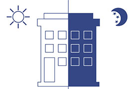 Un gráfico que ilustra un edificio dividido en dos secciones: diurna a la izquierda con un icono de sol y fondo blanco, y nocturna a la derecha con luna creciente y fondo azul oscuro. El edificio muestra ventanas con contornos azules durante el día y ventanas llenas de blanco por la noche, lo que enfatiza las capacidades de vigilancia las 24 horas con transmisión de video HD y funciones de visión nocturna.